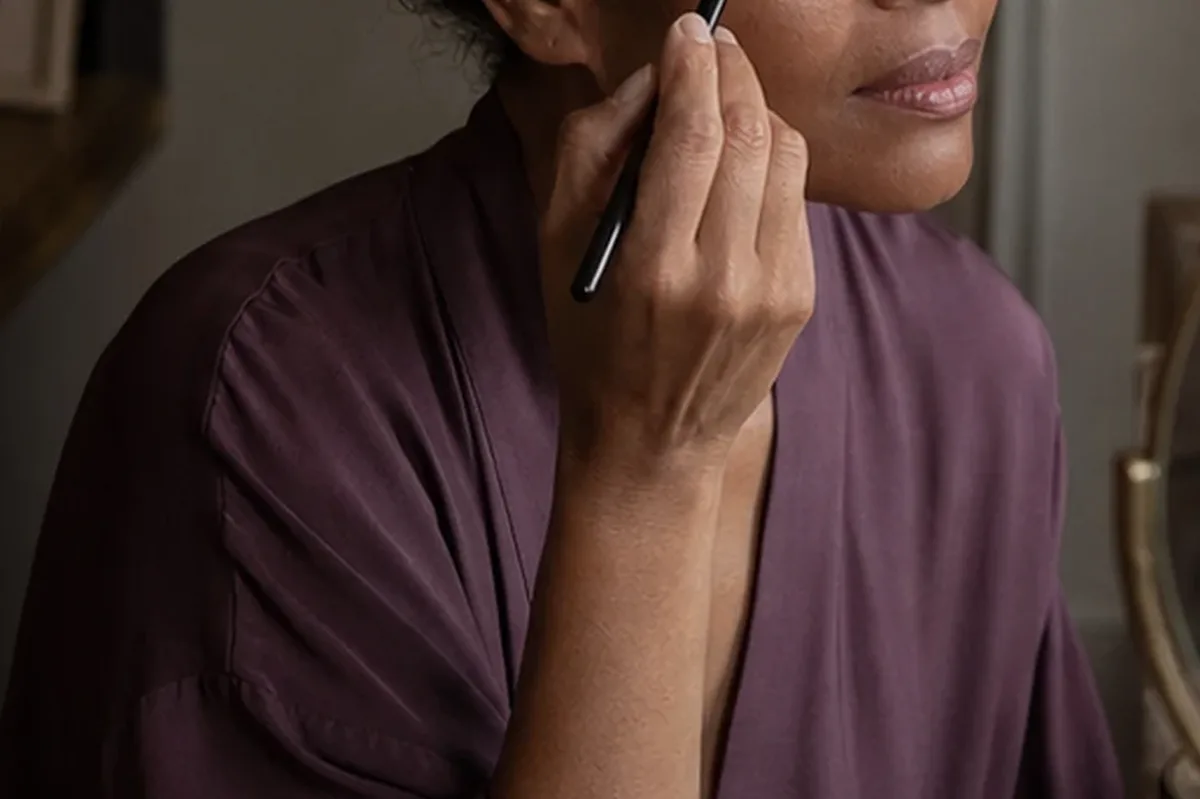 Authentischer Wohlfühlmoment passend zum Beauty-Thema Lippenstift für langen Halt
