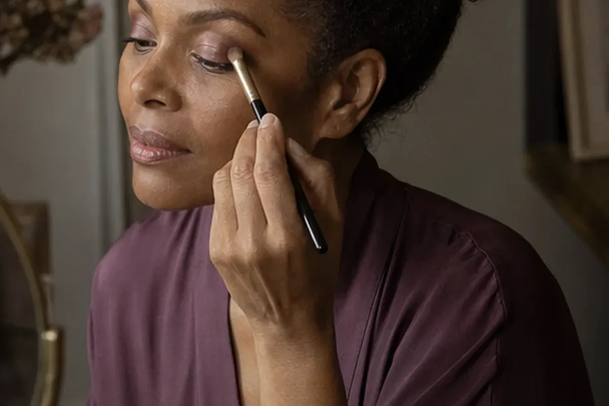 Authentischer Wohlfühlmoment passend zum Beauty-Thema Puder für empfindliche Haut