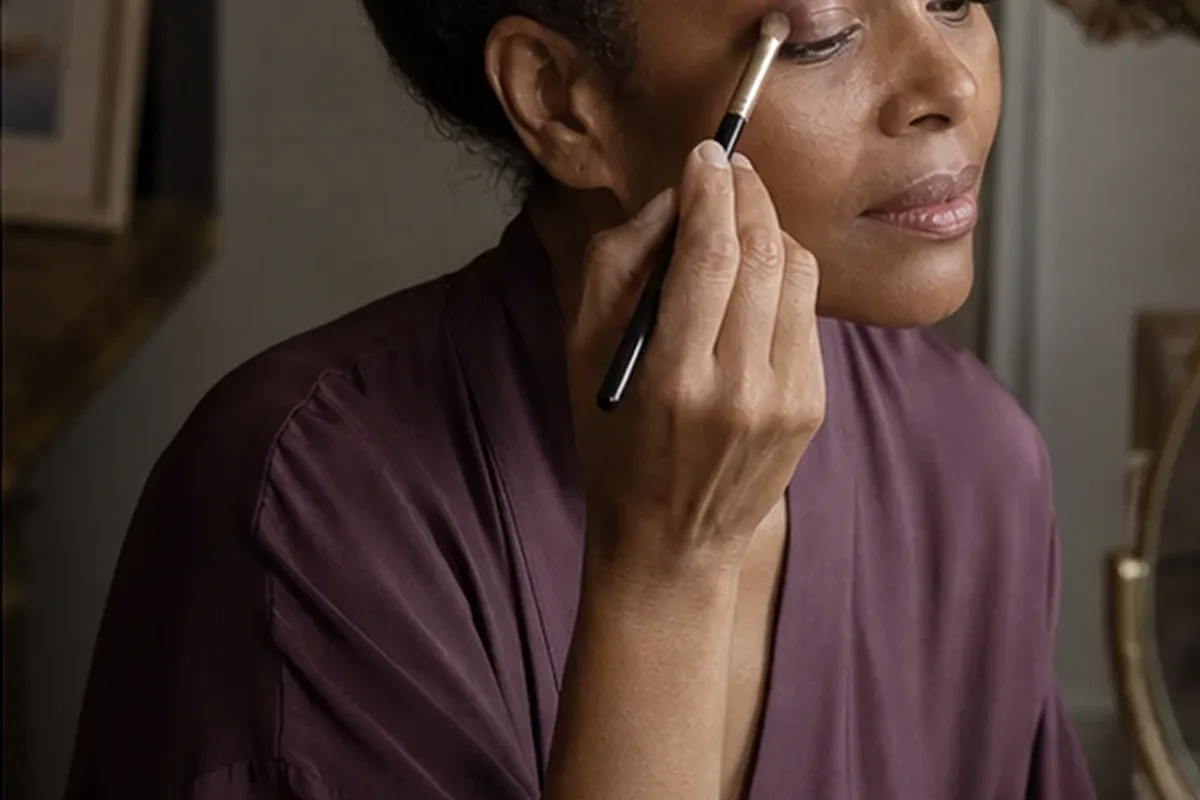 Redaktionelle Detailaufnahme zur Orientierung bei Bronzer für reife Haut