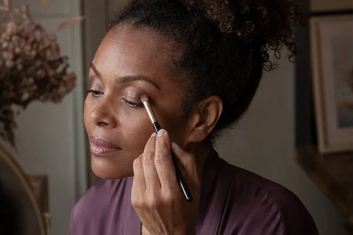 Redaktioneller Beauty-Moment zur Ausgangslage bei Highlighter für ölige Haut