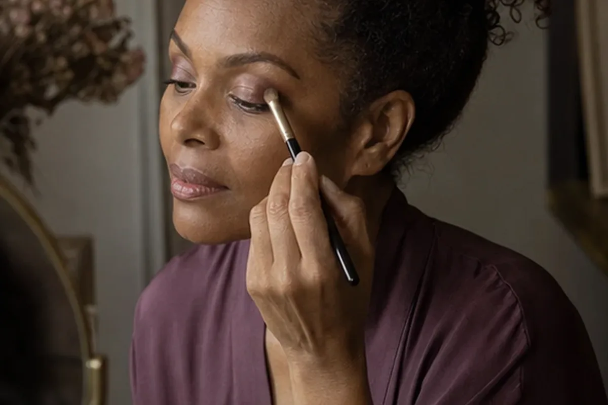 Redaktioneller Beauty-Moment zur Ausgangslage bei Highlighter bei Rötungen