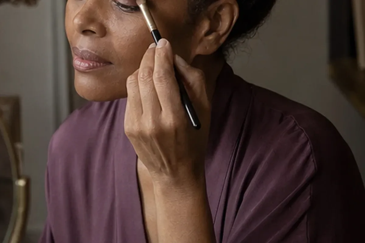 Emotionaler und authentischer Anwendungsmoment rund um Foundation für einen natürlichen Look