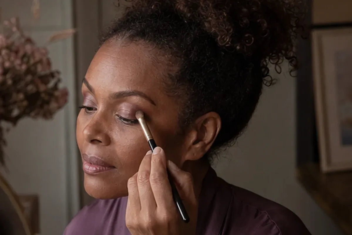 Authentische Beauty-Routine passend zum Thema Mascara für langen Halt