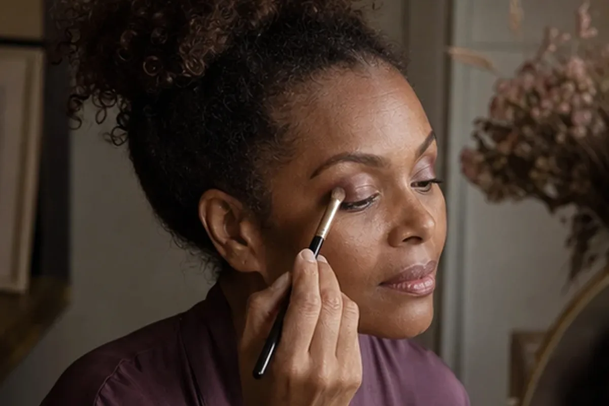 Redaktioneller Beauty-Moment zur Ausgangslage bei Make-up-Pinsel für langen Halt