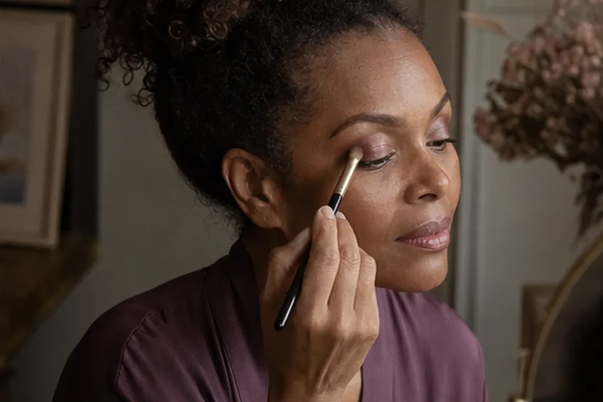 Authentische Beauty-Routine passend zum Thema Highlighter für empfindliche Haut