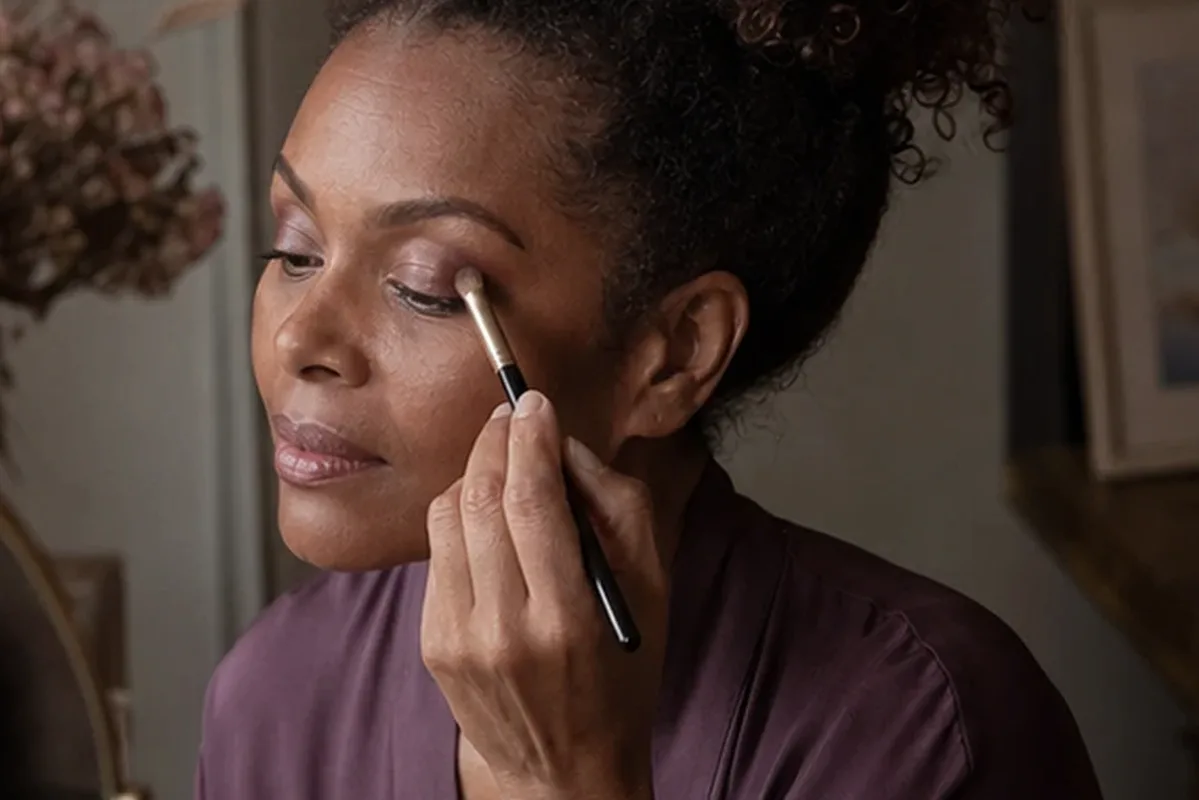 Authentischer Wohlfühlmoment passend zum Beauty-Thema Augenbrauengel für einen natürlichen Look