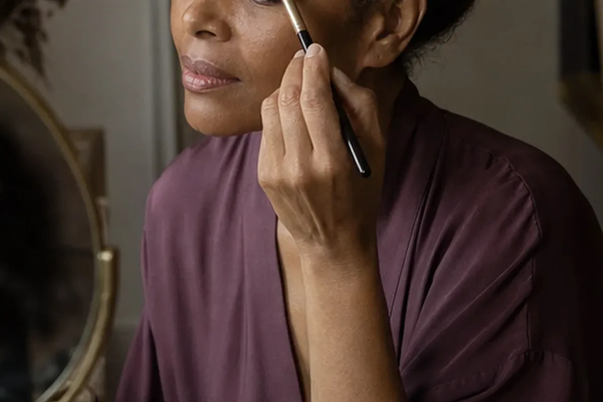 Emotionaler und authentischer Anwendungsmoment rund um Highlighter für einen natürlichen Look