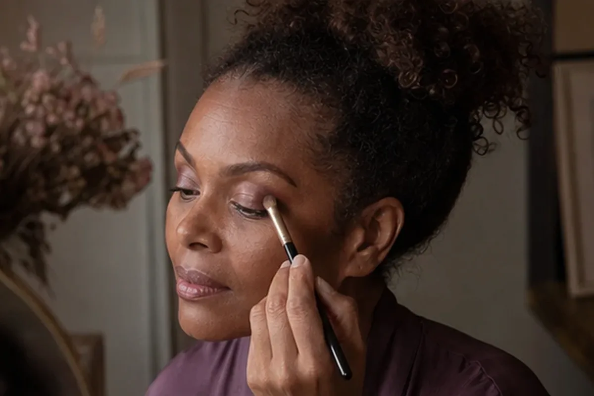 Hochwertige Beauty-Inszenierung zu Auswahlkriterien für Skin Tint für langen Halt