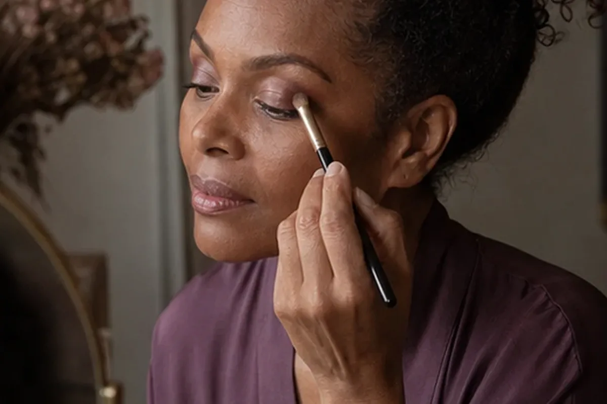 Authentischer Wohlfühlmoment passend zum Beauty-Thema Bronzer für trockene Haut