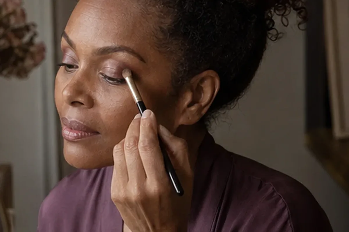 Emotionaler und authentischer Anwendungsmoment rund um Concealer für ölige Haut