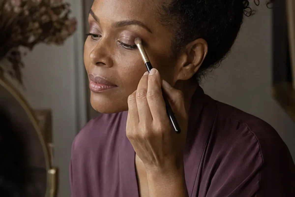 Hochwertige Beauty-Inszenierung zu Auswahlkriterien für Puder für ölige Haut