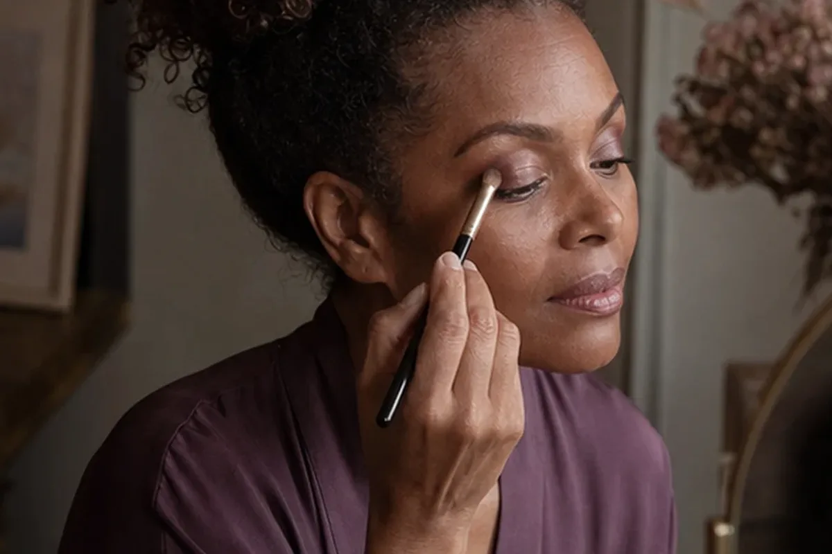 Authentischer Wohlfühlmoment passend zum Beauty-Thema Foundation bei Rötungen