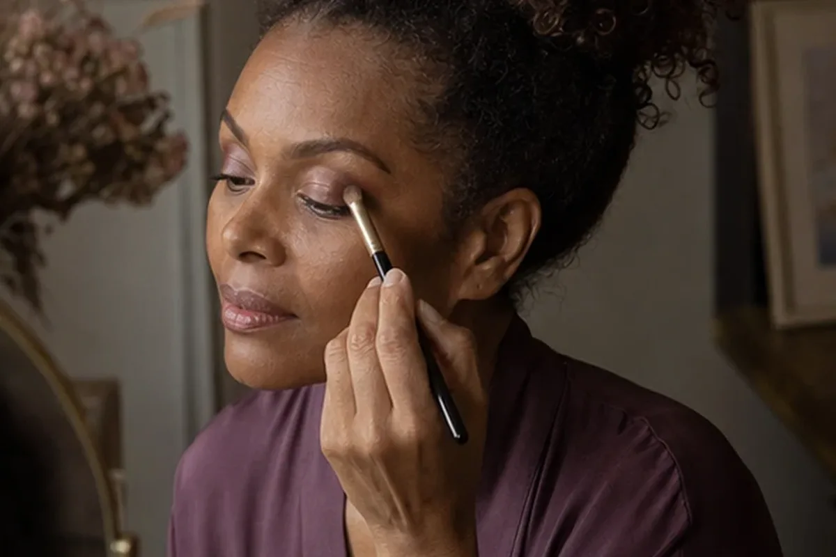 Emotionaler und authentischer Anwendungsmoment rund um Bronzer bei Rötungen