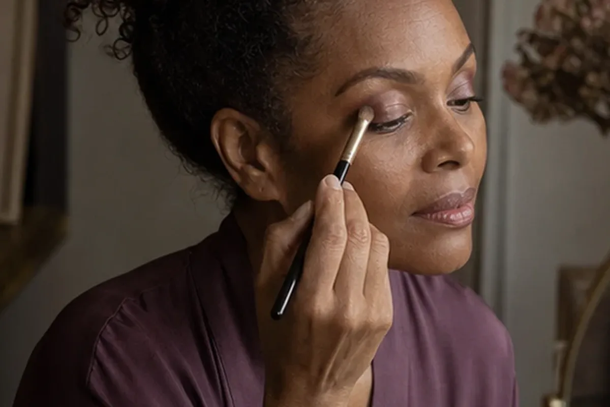 Authentischer Wohlfühlmoment passend zum Beauty-Thema Lippenstift für empfindliche Haut