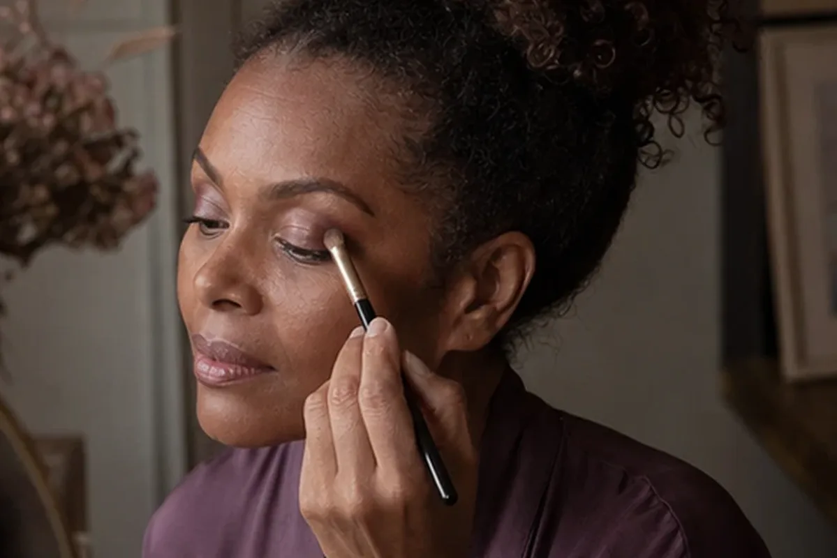 Authentische Beauty-Routine passend zum Thema Make-up-Pinsel für ölige Haut
