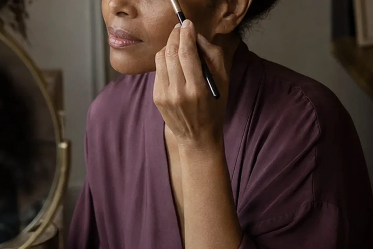 Emotionaler und authentischer Anwendungsmoment rund um Puder für einen natürlichen Look
