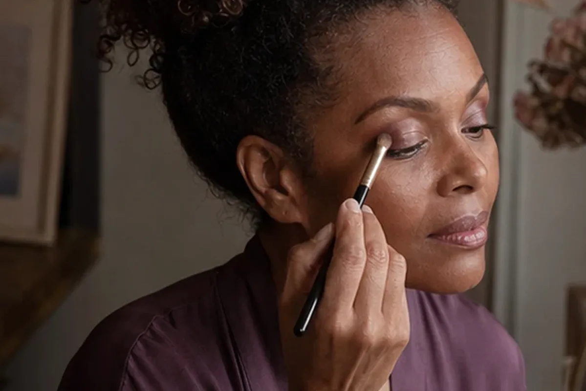 Authentische Beauty-Routine passend zum Thema Lidschatten für reife Haut