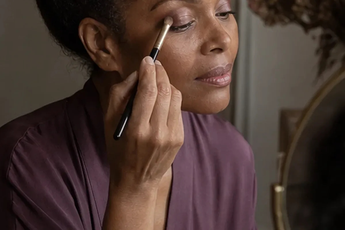 Emotionaler und authentischer Anwendungsmoment rund um Mascara für reife Haut
