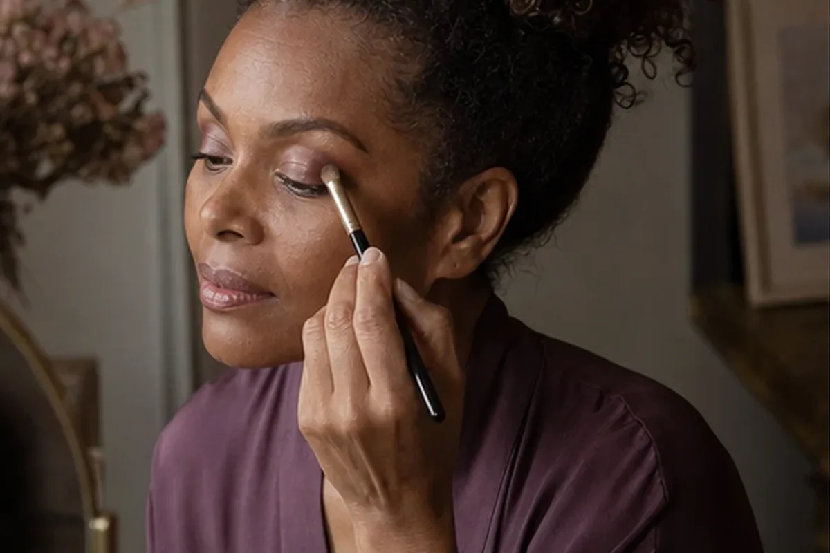 Authentischer Wohlfühlmoment passend zum Beauty-Thema Highlighter bei großen Poren