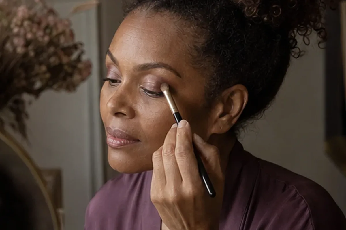 Emotionaler und authentischer Anwendungsmoment rund um Bronzer für einen natürlichen Look