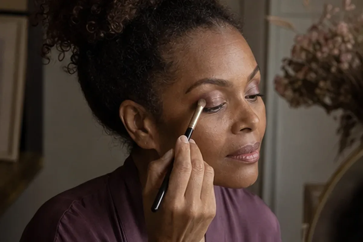 Authentischer Wohlfühlmoment passend zum Beauty-Thema Bronzer bei großen Poren