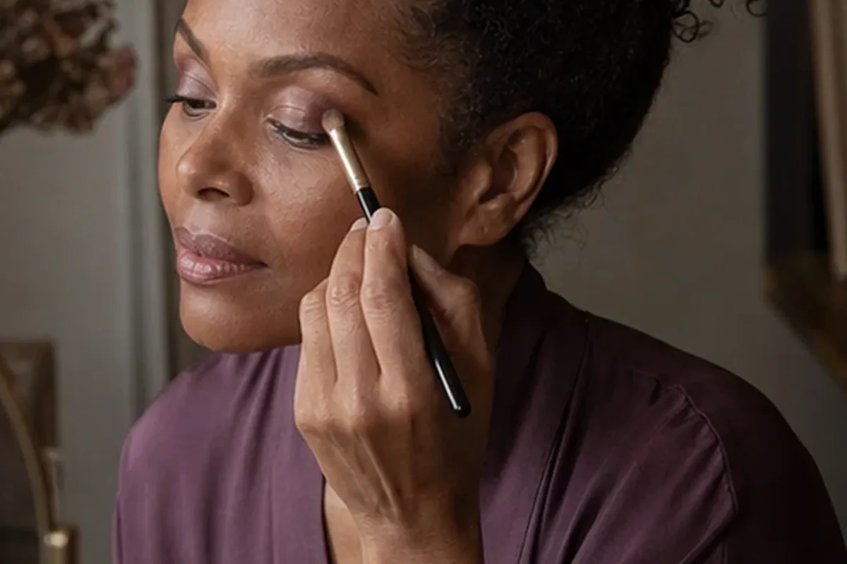 Redaktioneller Beauty-Moment zur Ausgangslage bei Bronzer für reife Haut
