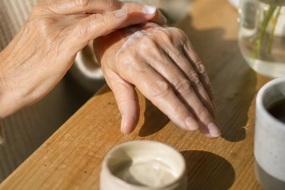Emotionaler und authentischer Anwendungsmoment rund um Selbstbräuner bei Keratosis pilaris