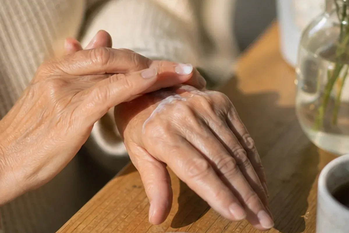 Emotionaler und authentischer Anwendungsmoment rund um Handcreme für trockene Haut
