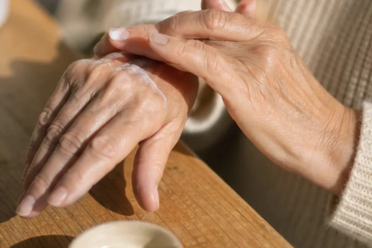 Emotionaler und authentischer Anwendungsmoment rund um Handcreme für trockene Haut