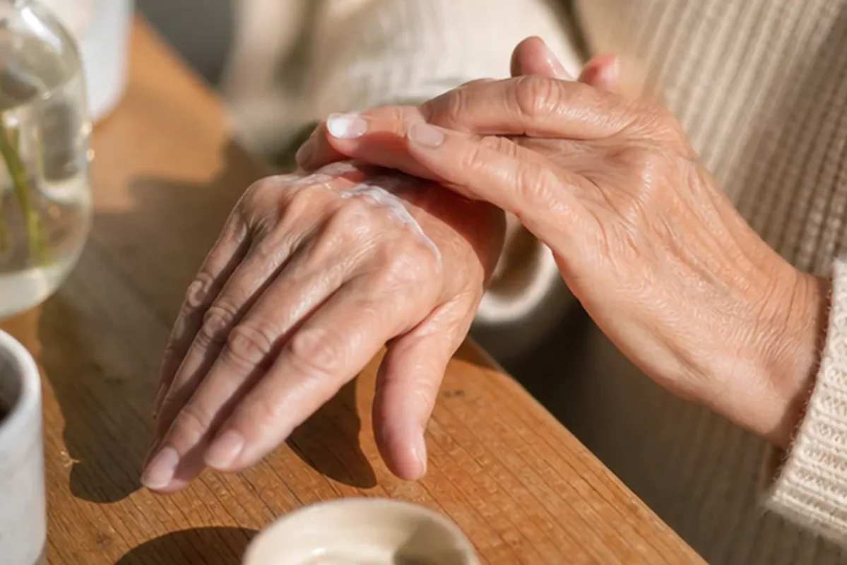 Authentischer Wohlfühlmoment passend zum Beauty-Thema Nagelhärter für empfindliche Haut