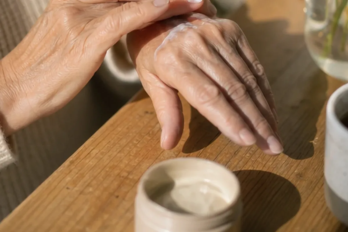 Authentischer Wohlfühlmoment passend zum Beauty-Thema Hornhautpflege für müde Füße