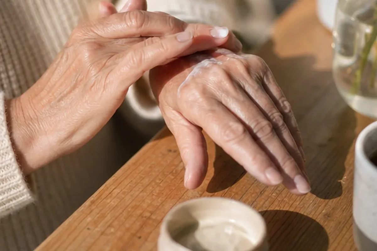 Emotionaler und authentischer Anwendungsmoment rund um Nagelöl für raue Haut