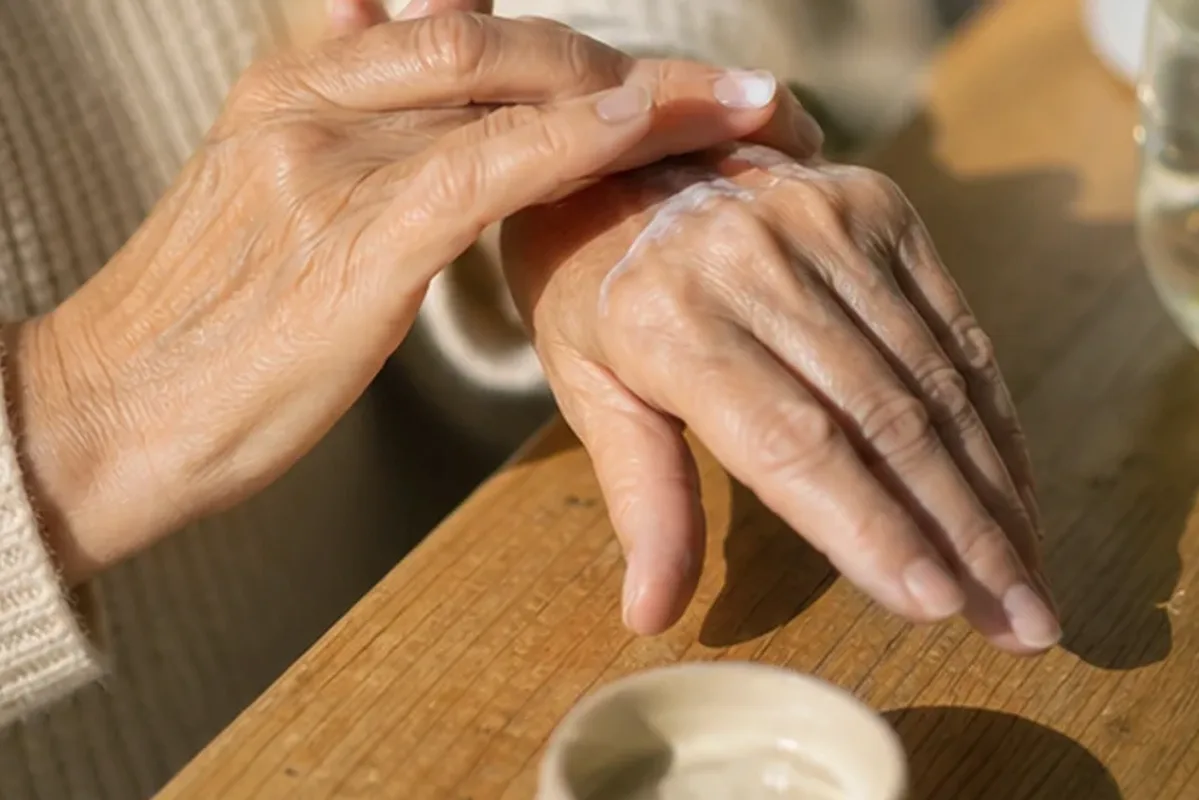 Hochwertige Beauty-Inszenierung zu Auswahlkriterien für Nagelöl für beanspruchte Hände