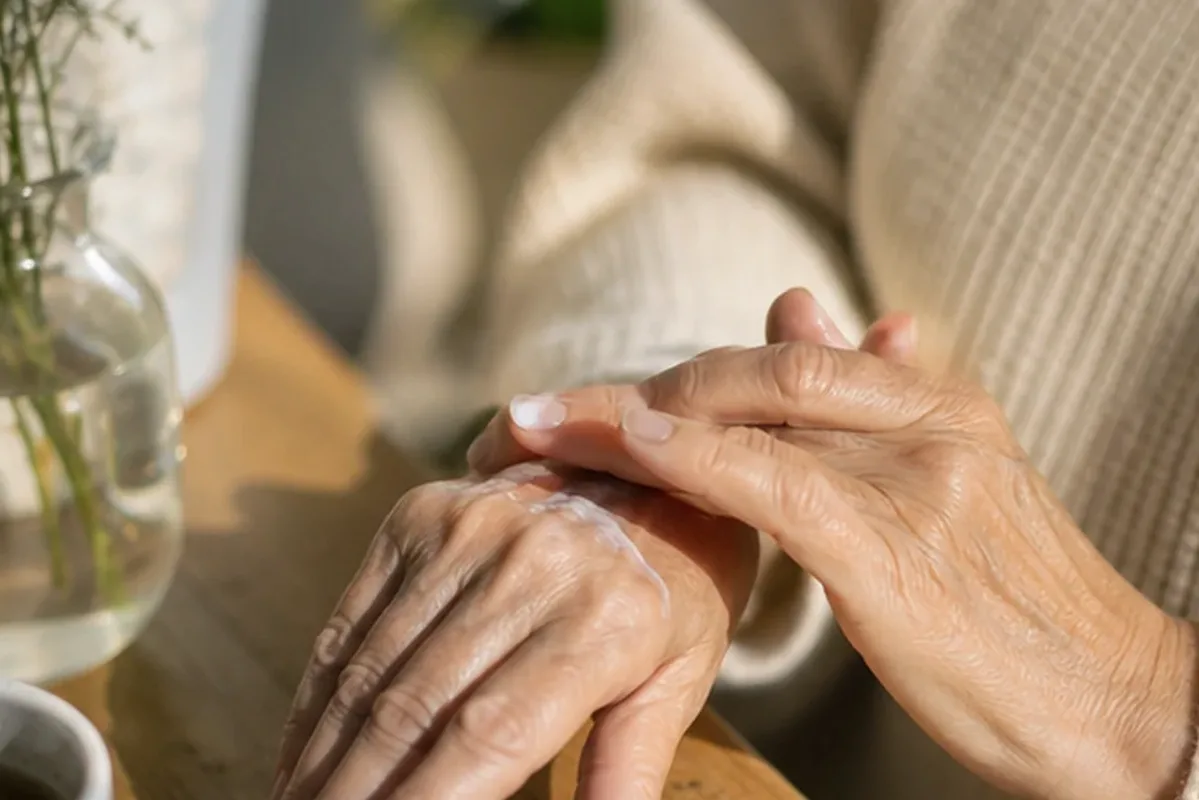 Emotionaler und authentischer Anwendungsmoment rund um Nagelhärter für raue Haut