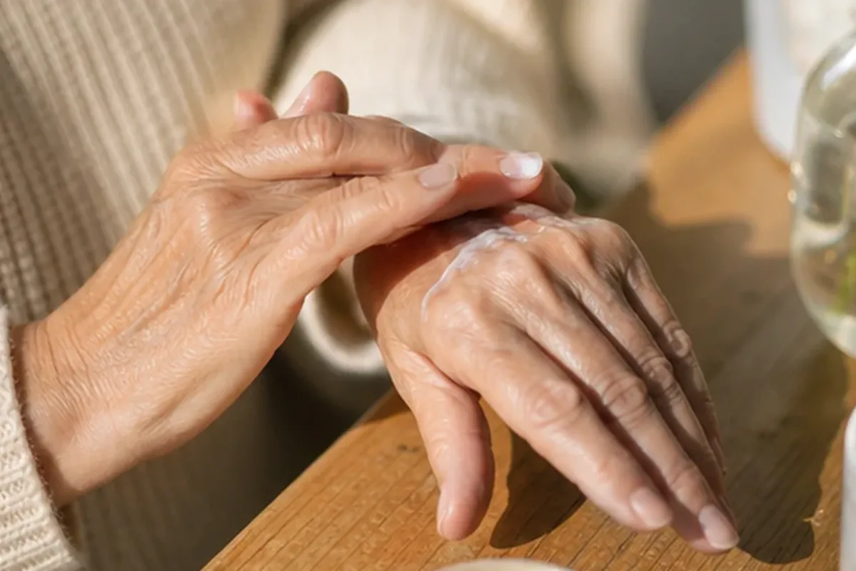 Emotionaler und authentischer Anwendungsmoment rund um Körperpeeling für müde Füße