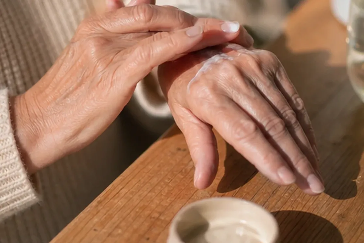 Emotionaler und authentischer Anwendungsmoment rund um After-Sun-Pflege für trockene Haut