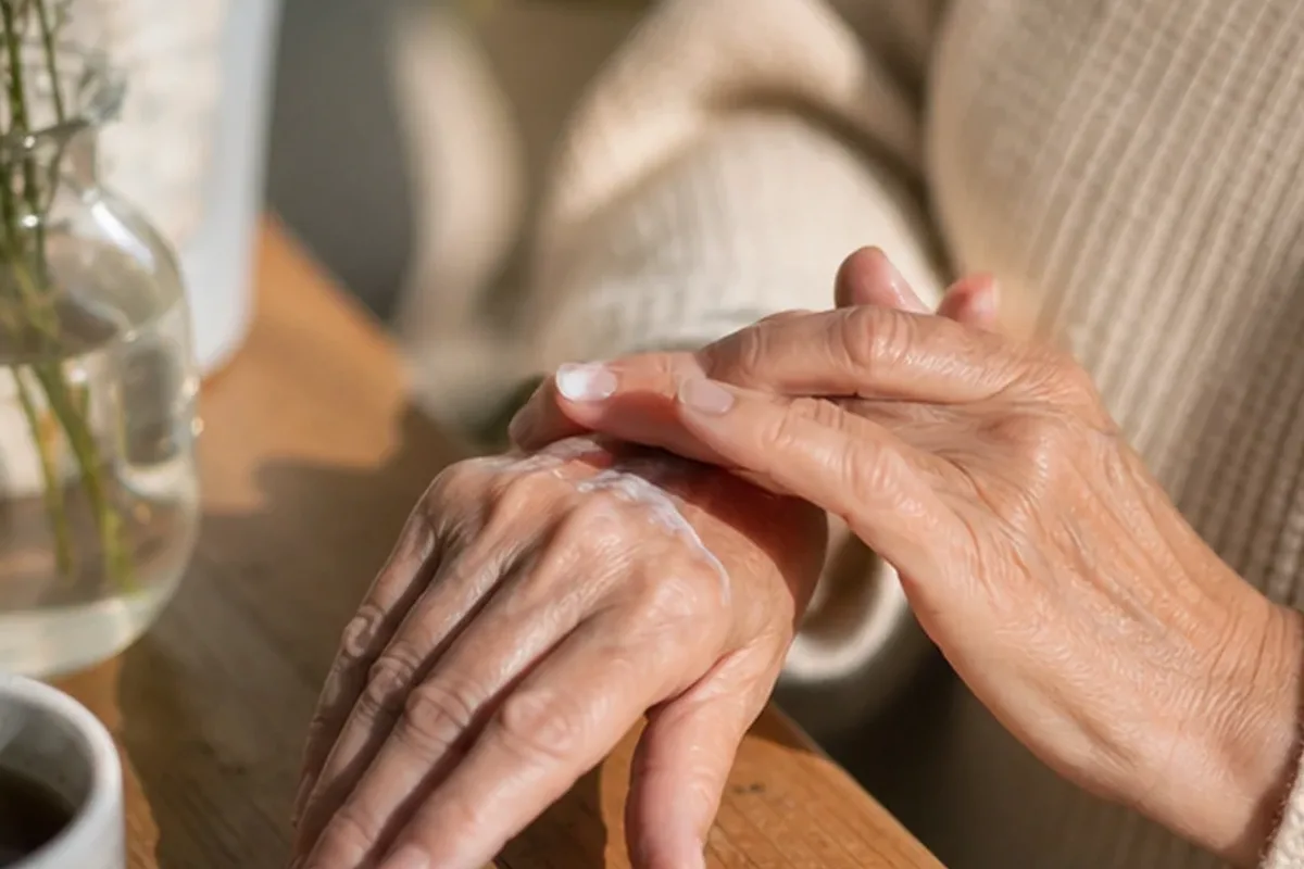 Emotionaler und authentischer Anwendungsmoment rund um Hornhautpflege für empfindliche Haut