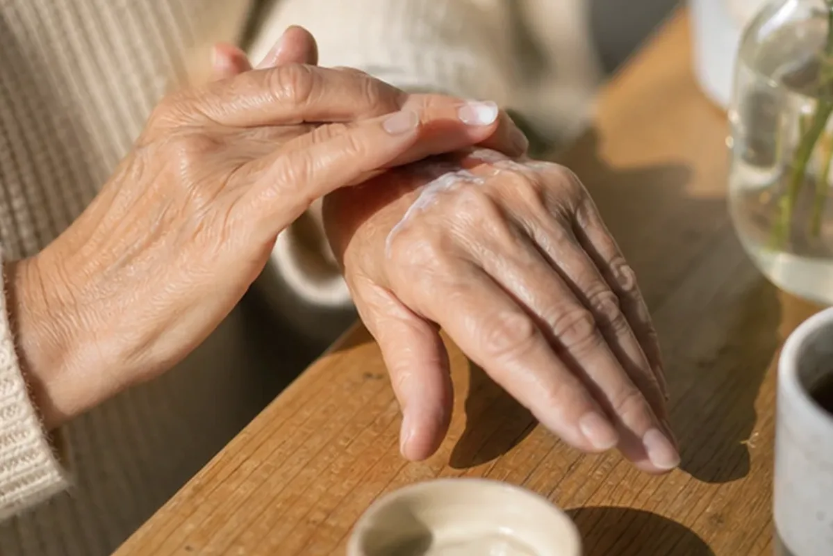Authentischer Wohlfühlmoment passend zum Beauty-Thema Körperlotion bei Keratosis pilaris