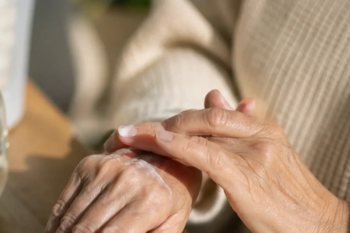 Emotionaler und authentischer Anwendungsmoment rund um Badezusatz bei Keratosis pilaris