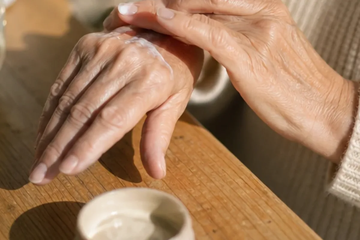 Emotionaler und authentischer Anwendungsmoment rund um Duschgel bei Keratosis pilaris