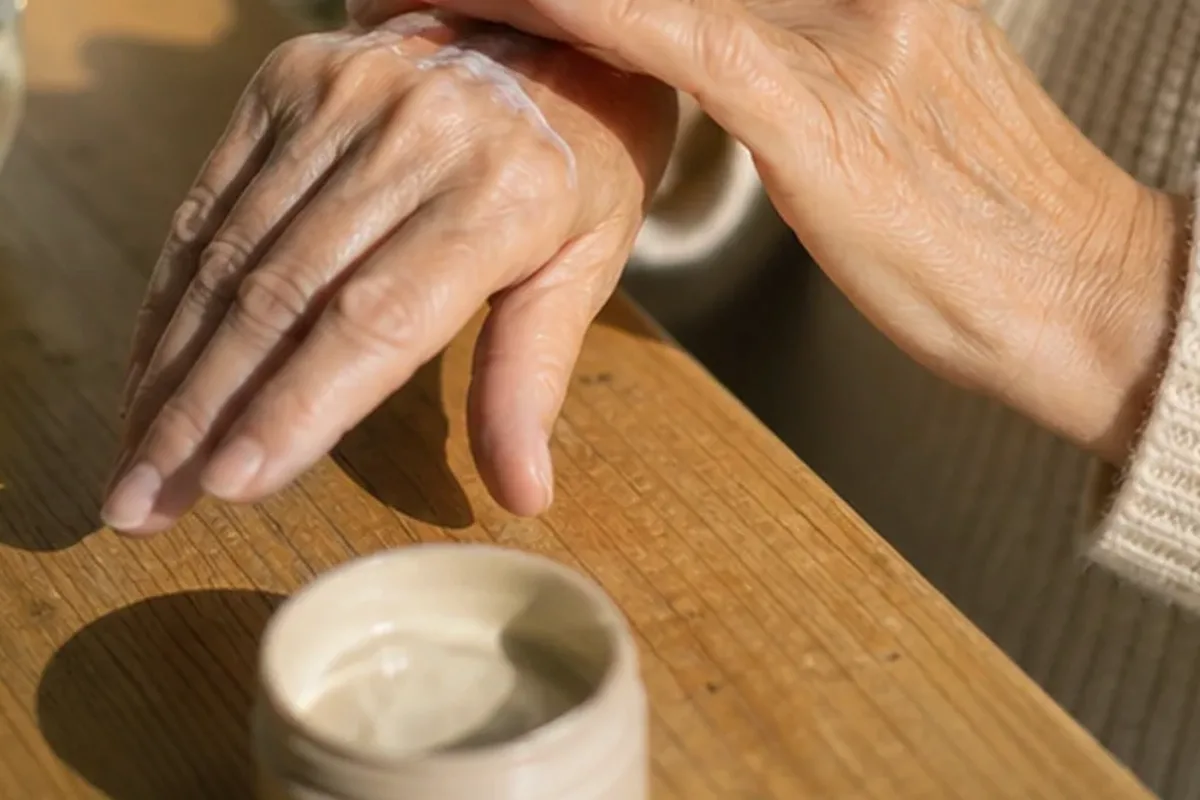Authentischer Wohlfühlmoment passend zum Beauty-Thema Body Butter für raue Haut