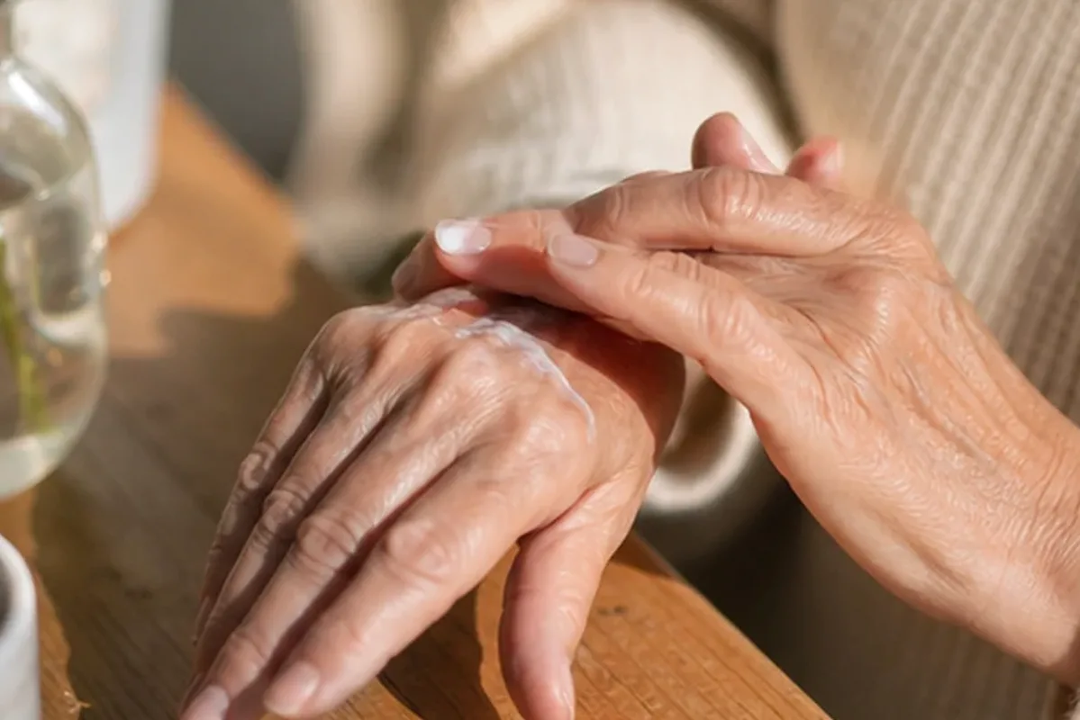 Emotionaler und authentischer Anwendungsmoment rund um Nagelhärter bei brüchigen Nägeln