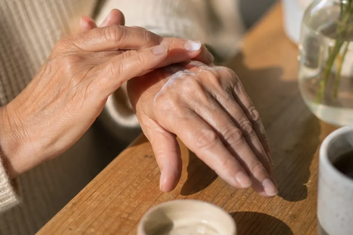 Emotionaler und authentischer Anwendungsmoment rund um Körperlotion bei Keratosis pilaris