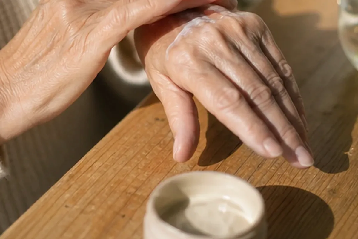 Authentischer Wohlfühlmoment passend zum Beauty-Thema Hornhautpflege für raue Haut