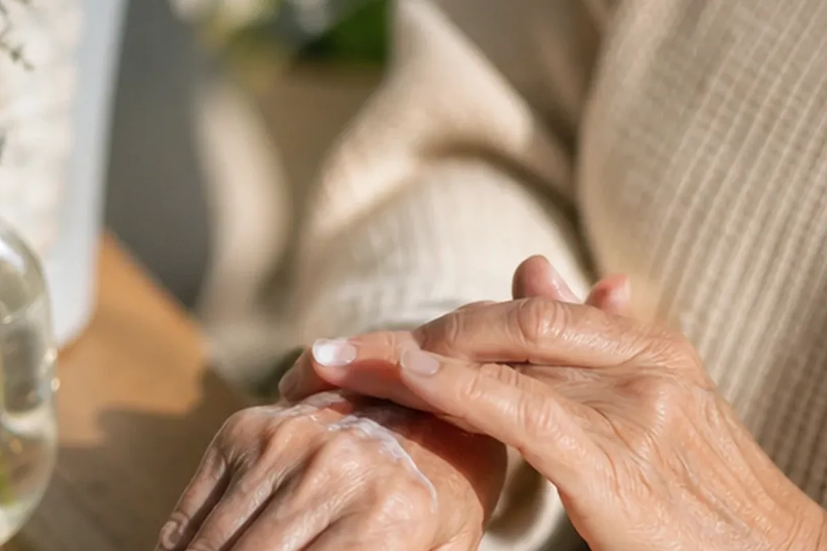 Emotionaler und authentischer Anwendungsmoment rund um Duschgel für trockene Haut