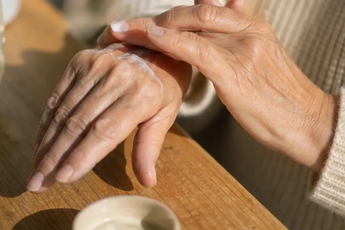 Authentische Beauty-Routine passend zum Thema Nagelhärter bei brüchigen Nägeln