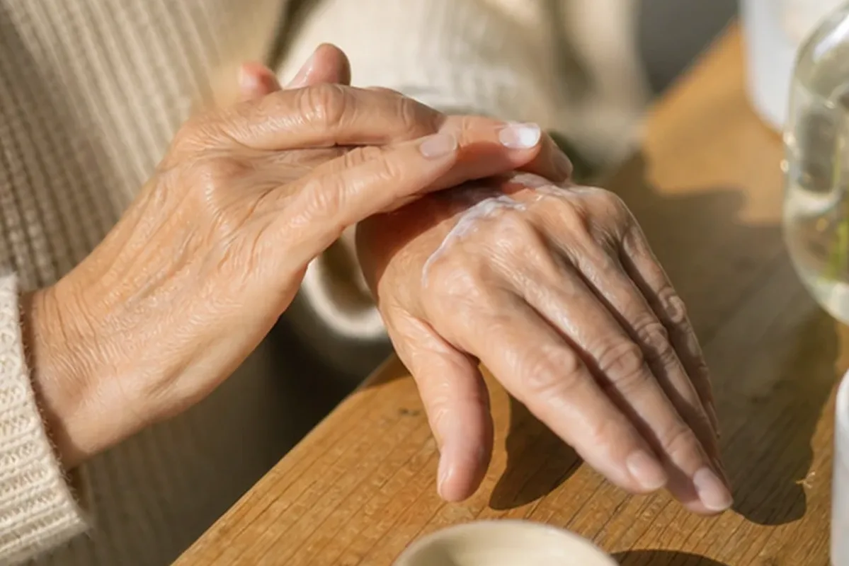 Emotionaler und authentischer Anwendungsmoment rund um Duschgel bei Keratosis pilaris
