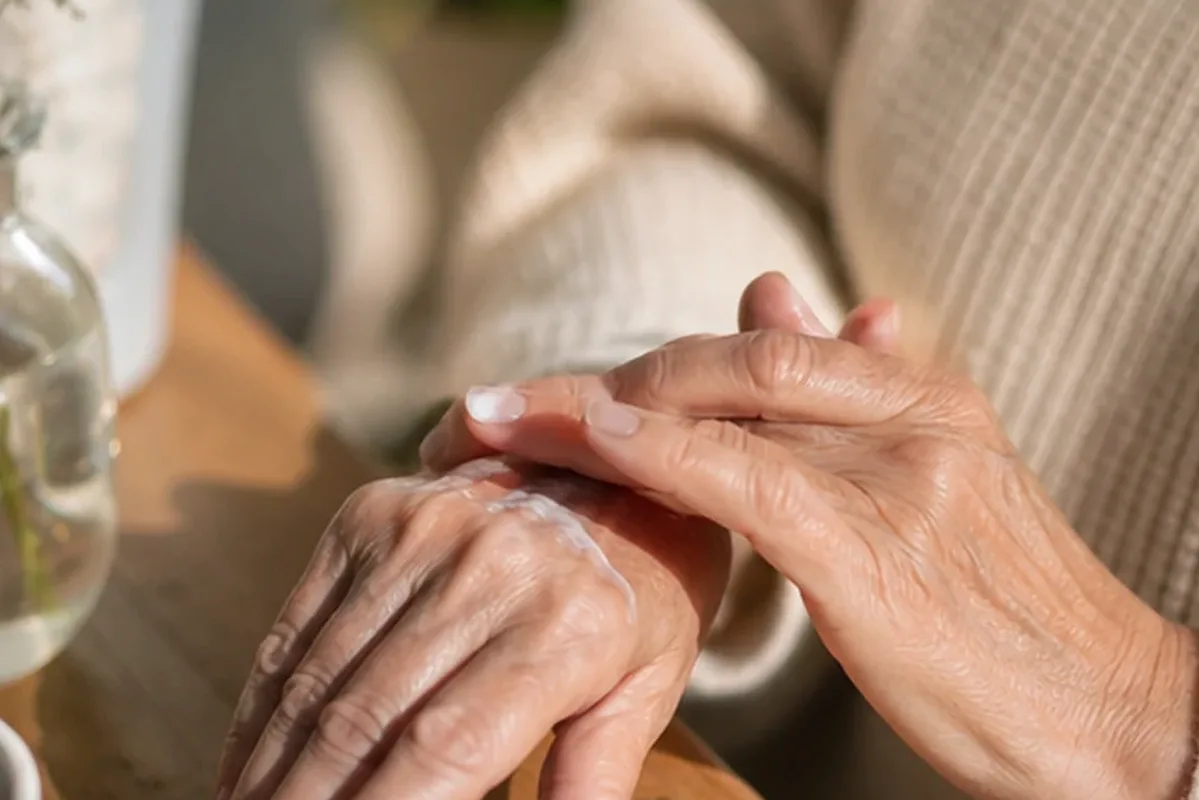 Emotionaler und authentischer Anwendungsmoment rund um Körperlotion für empfindliche Haut