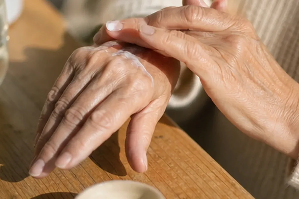 Redaktioneller Beauty-Moment zur Ausgangslage bei Nagelhärter für trockene Haut