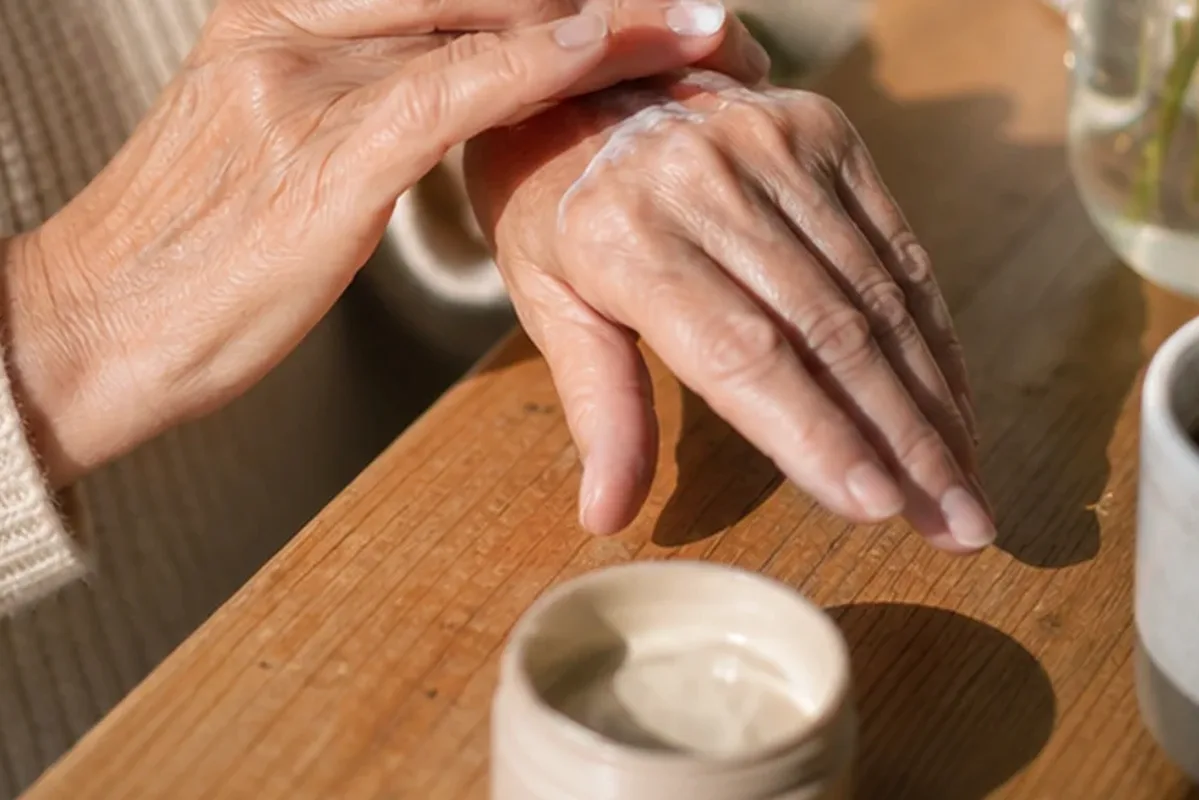 Authentische Beauty-Routine passend zum Thema Selbstbräuner für empfindliche Haut